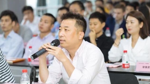 天使投资人雷欧在创业活动现场交流发言