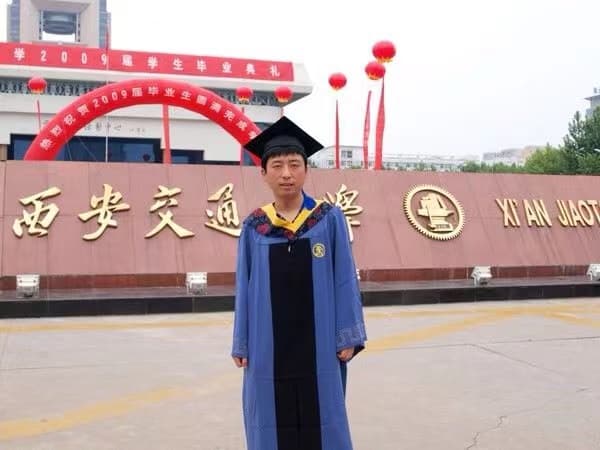 天使投资人雷欧在西安交通大学毕业留影