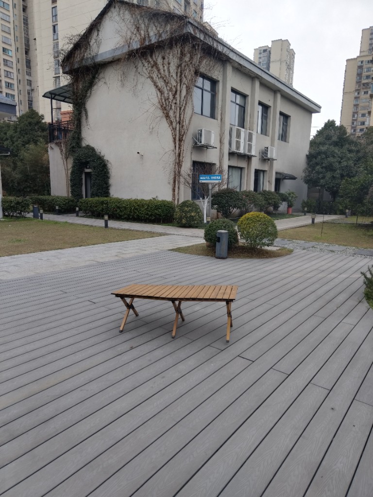 建筑与木平台
